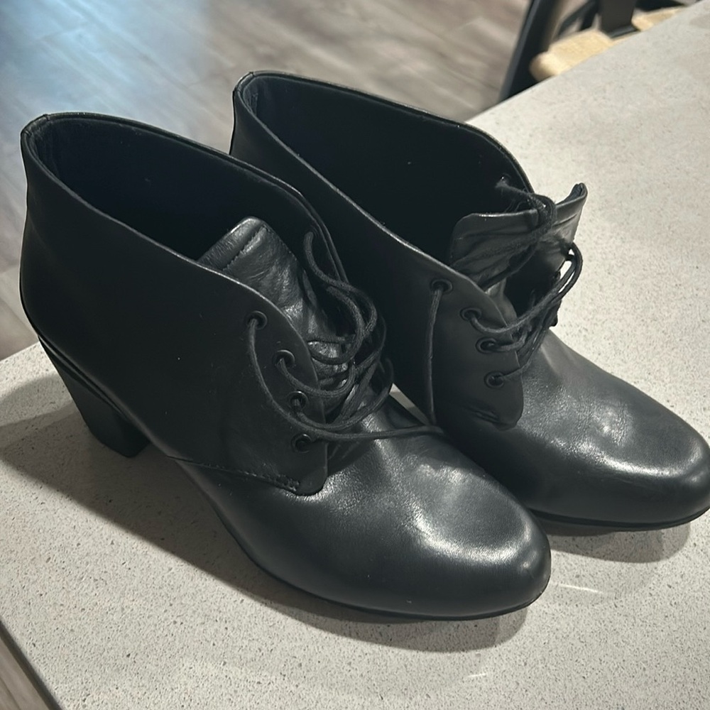 Clark’s leather used shoes